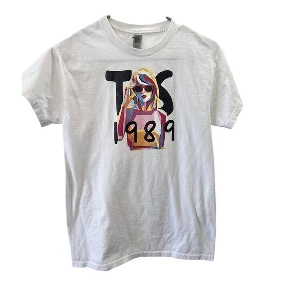 Taylor Swift Tops - Taylor Swift 1989 Concert T Shirt Women's size small Eras Tour Rare